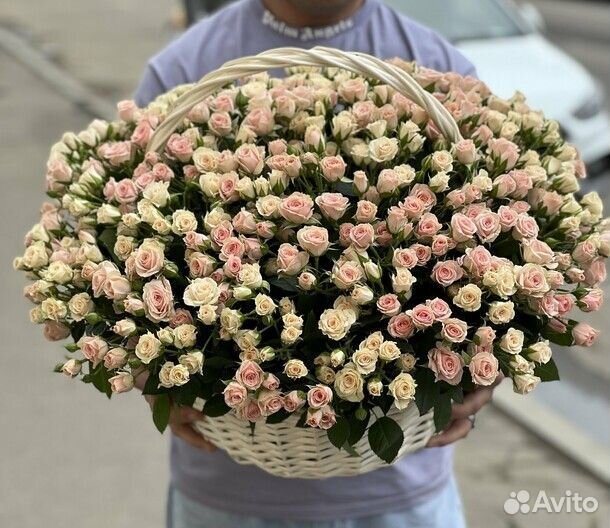Кустовые розы в корзине