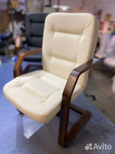 Компьютерное кресло на полозьях