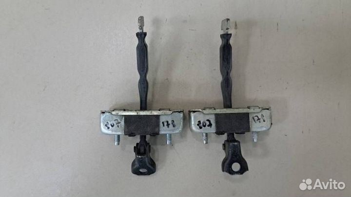 Ограничитель двери Toyota Corolla E150 2006-2013