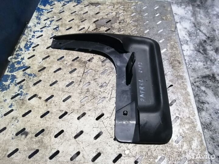 Брызговик передний правый Nissan Patrol Y62