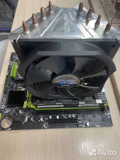 Материнская плата с процессором, памятью и башней