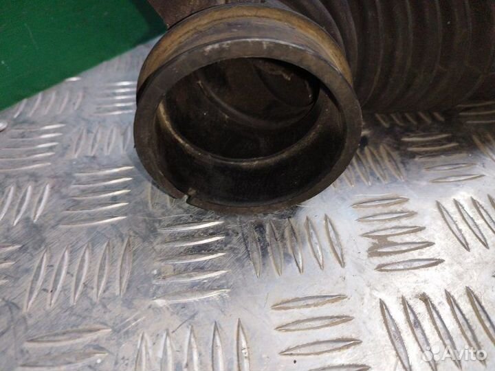 Патрубок воздушного фильтра Toyota Avensis