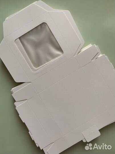 Коробка подарочная белая с окном, картон, упаковка