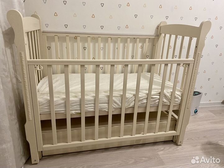 Детская кроватка с маятником и пелинальный столик