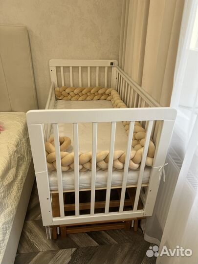 Детская кроватка с маятником