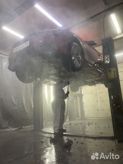 Мойка днища автомобиля на подъемнике