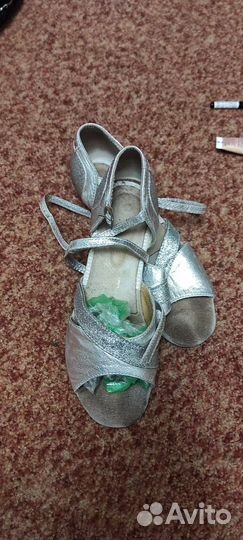 Очень много обуви для бальных танцев