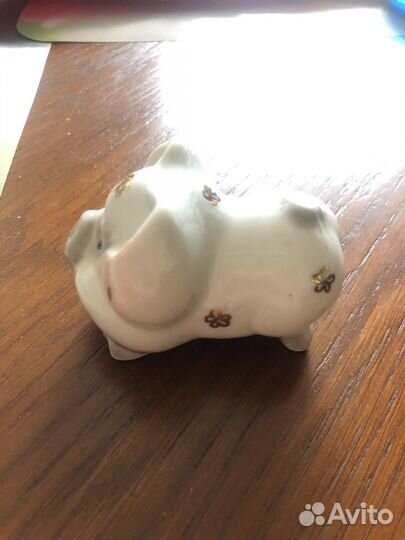 Свинка фарфоровая