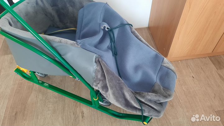 Санки с колесами и тёплым вкладышем