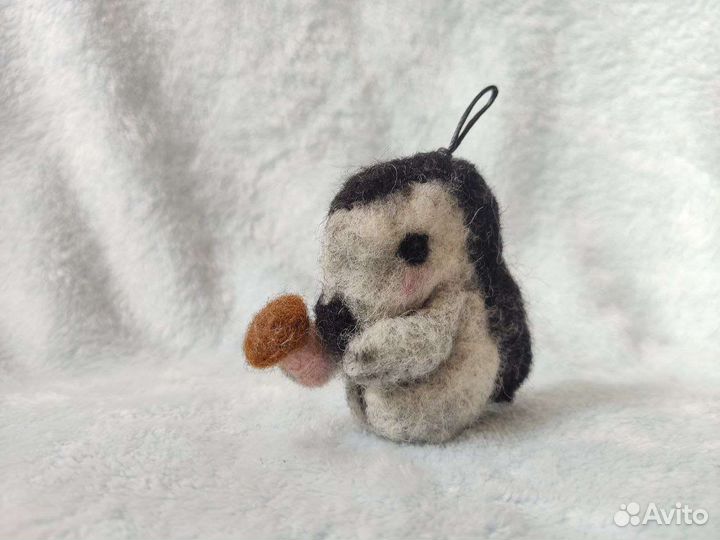 Игрушка брелок ежик из шерсти