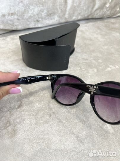 Солнцезащитные очки Prada