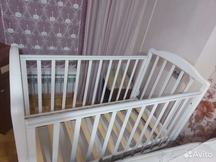 Детская кроватка с маятником