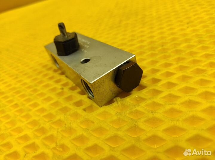 Клапан гидроподвески Mercedes-Benz W220 M113.991