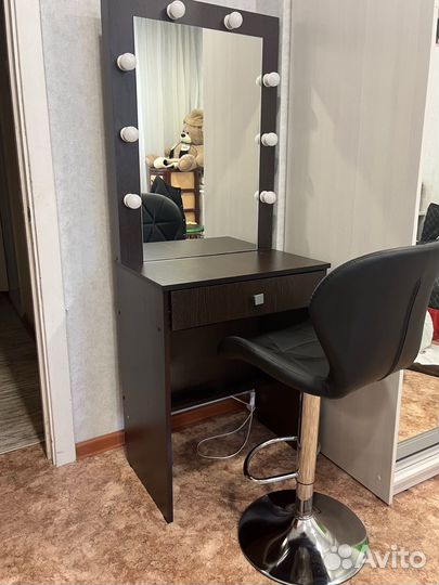Туалетный столик с зеркалом и барный стул
