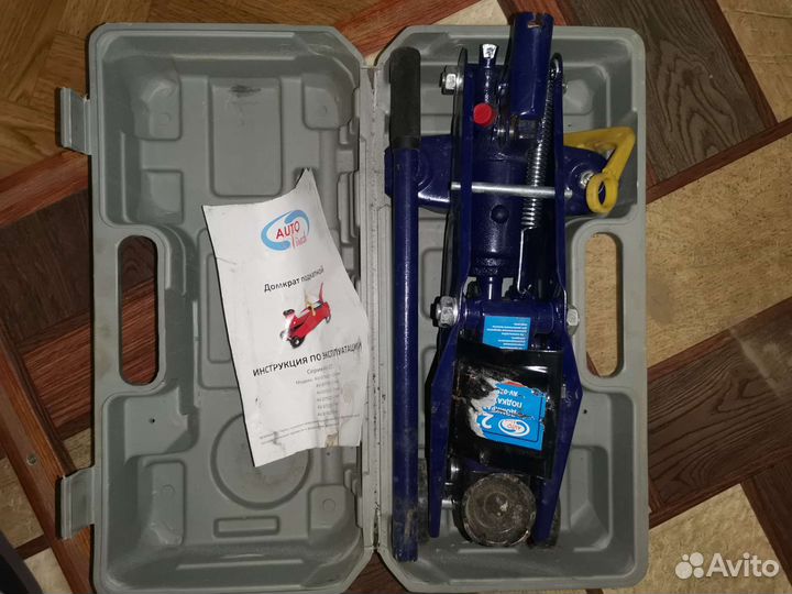 Домкрат гидравлический подкатной Автовираж