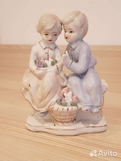 Фарфоровая статуэтка. Дети. Мальчик и девочка