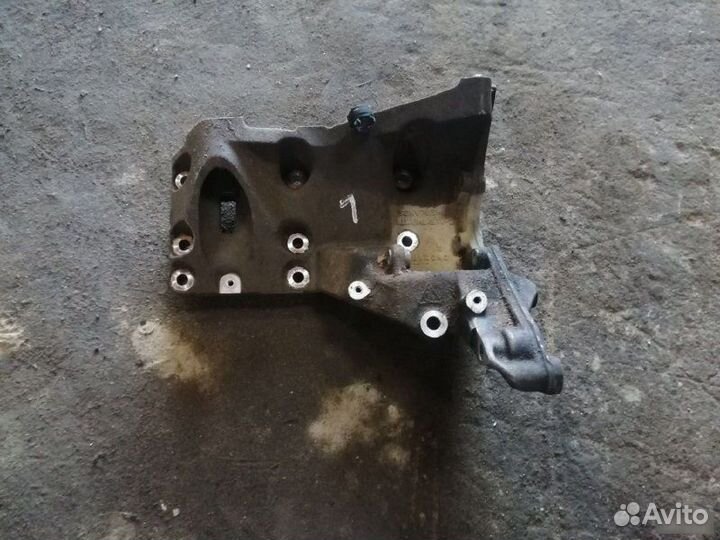 Кронштейн двигателя левый Porsche Cayenne 955