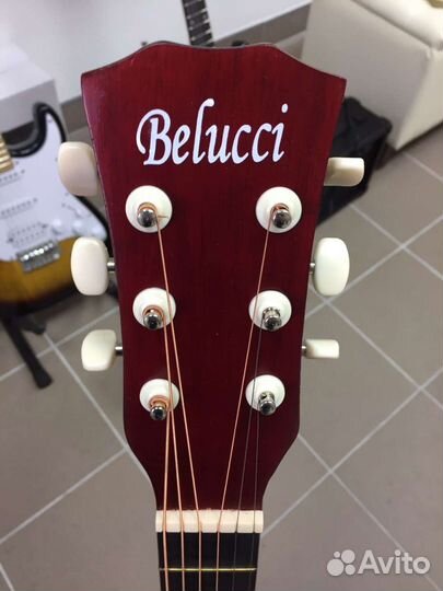 Акустическая гитара с орнаментом