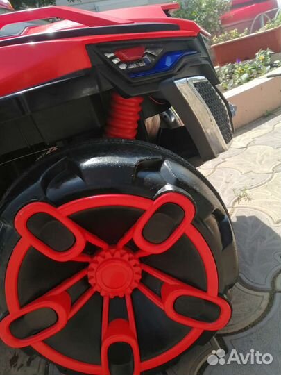 Электромобиль с пультом управления