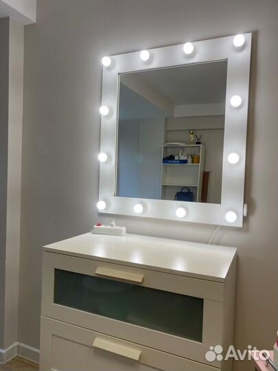 Гримерное зеркало с лампочками