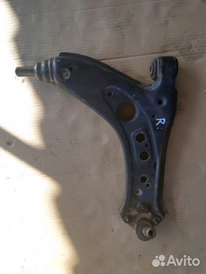 Рычаг подвески правый Шкода Фабия