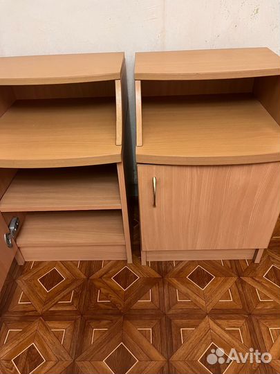 Две прикроватные тумбы