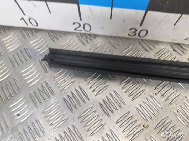 Б/У Накладка стекла переднего правого внутр MB