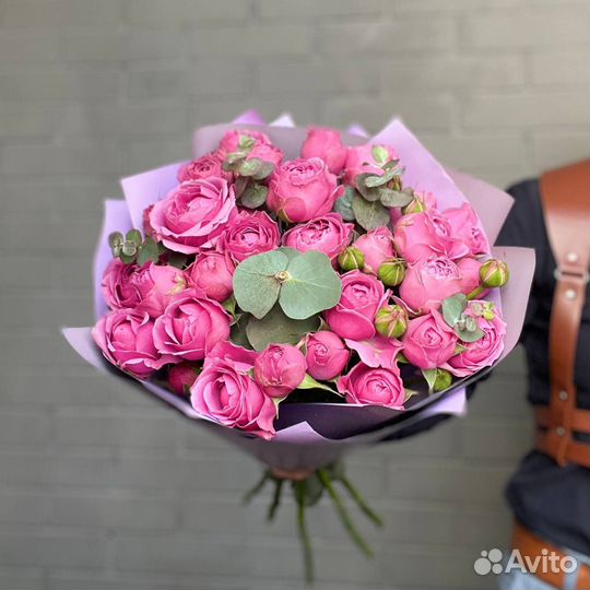 Букет из пионовидных роз и эвкалипта / доставка