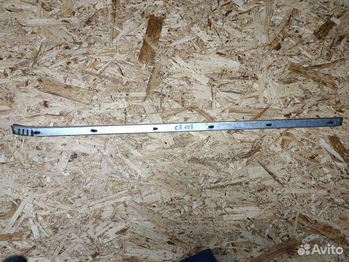 Уплотнитель стекла Toyota Corolla CE104 перед левы