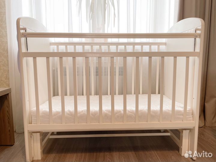 Детская кроватка с маятником
