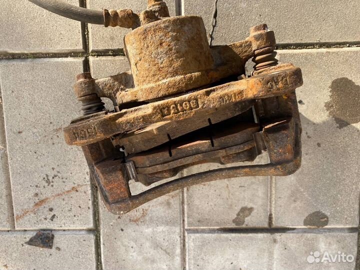 Тормозной суппорт передний левый Chevrolet Epica