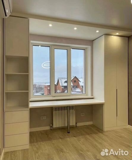 Письменный стол у окна