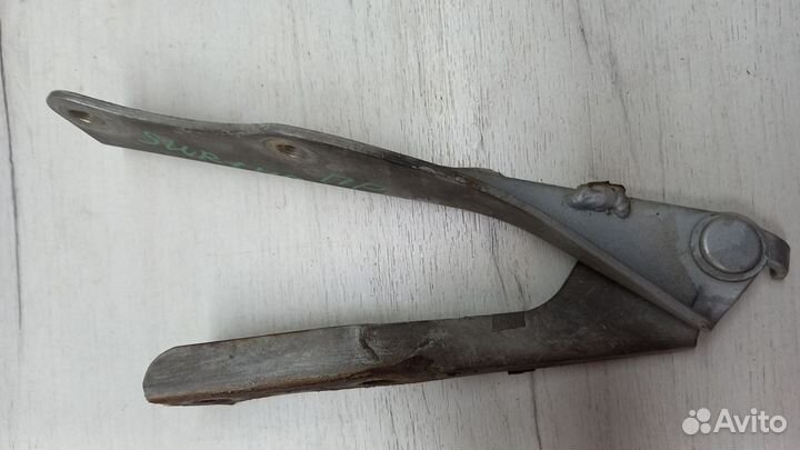 Петля капота правая Nissan Serena c23