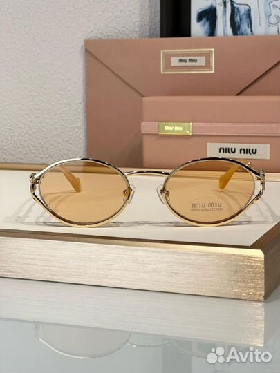 Солнцезащитные очки Miu Miu