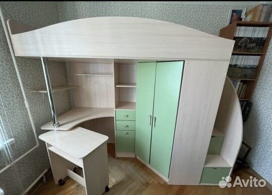 Кровать чердак со столом и шкафом