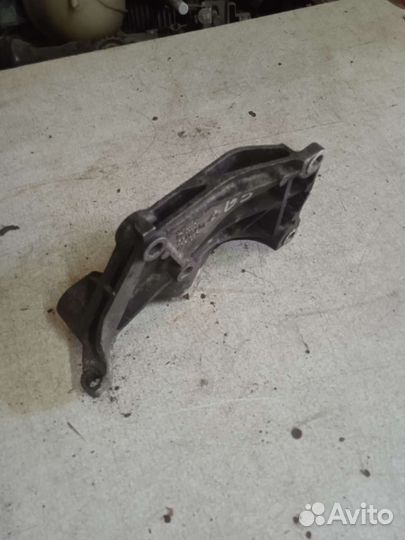 Кронштейн генератора Volkswagen Passat B3