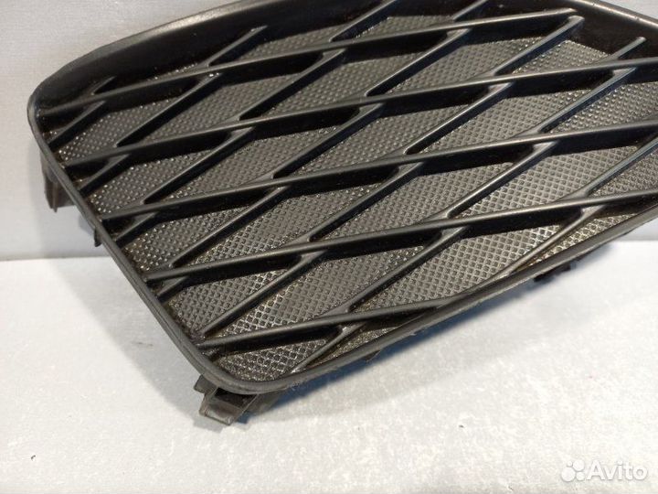 Накладка противотуманной фары правая Toyota