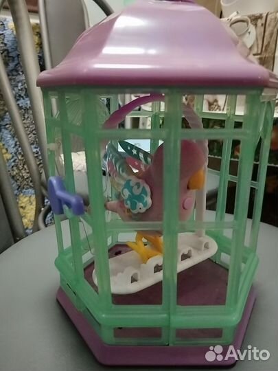 Певчая птичка в клетке