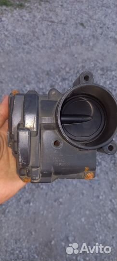 Дросель е газ