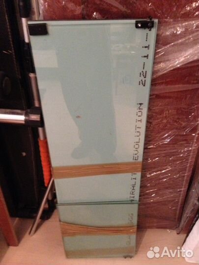 Стеклянные двери и полки