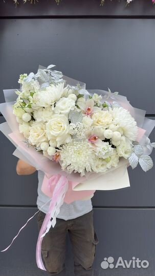 Букет с розами, орхидеей и хризантемами