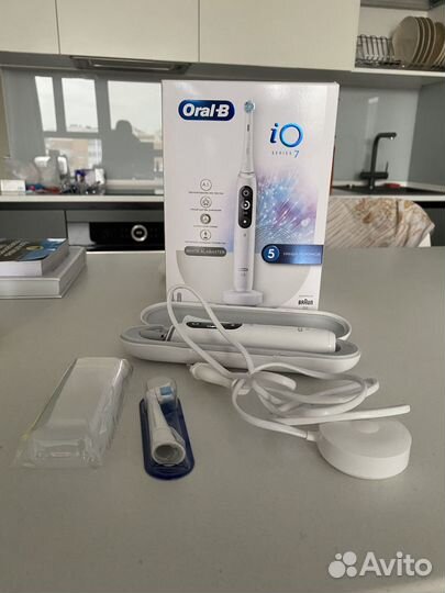 Электрическая зубная щетка Oral-B iO 7 White Alaba