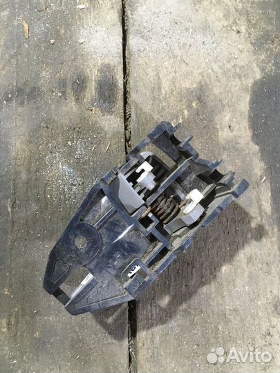 Ручка двери внутренняя левая Mitsubishi Lancer Ced