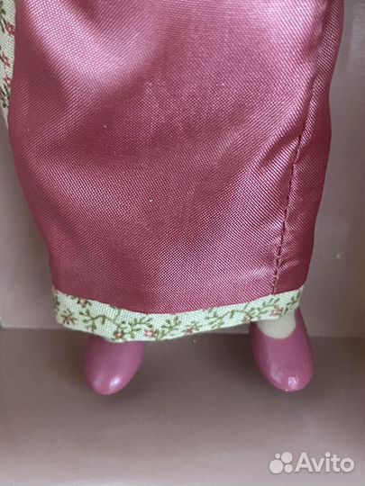 Кукла фарфоровая