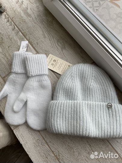 Шапка и варежки новые
