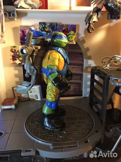 Леонардо с Бочкой для мутагена Черепашки ниндзя