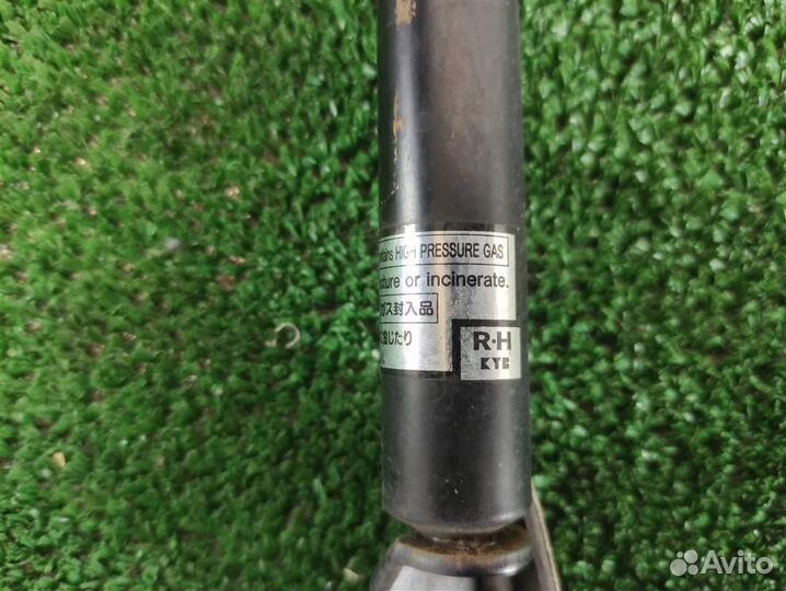 Амортизатор багажника правый Lexus RX300 (MCU15)