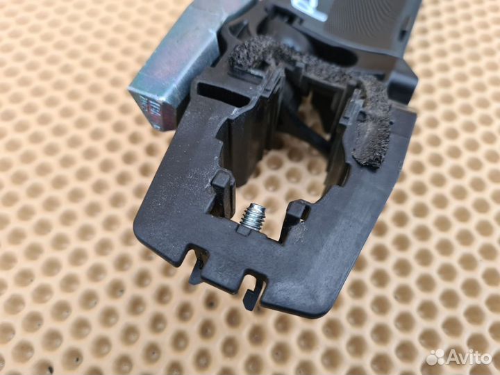 Кронштейн ручки двери правый Infiniti