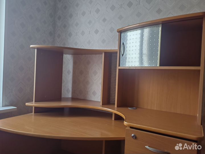 Компьютерный стол с ящиками и полками