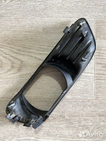 Накладка противотуманной фары правая Toyota Camry